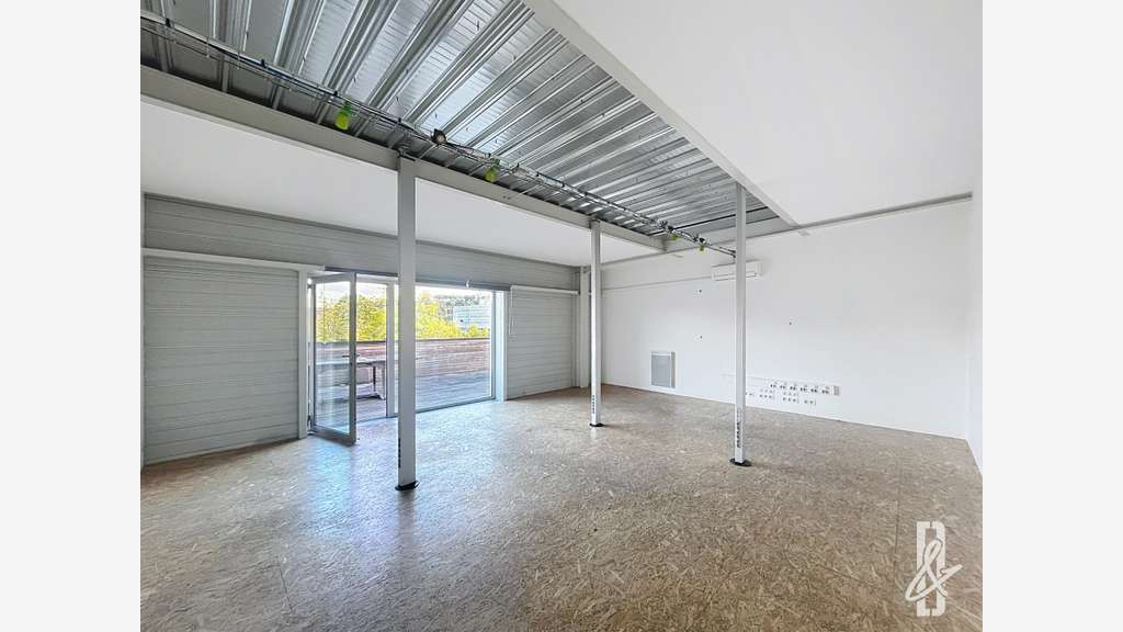 BUREAU 40 M² avec terrasse - Saint Cybard - ANGOUL