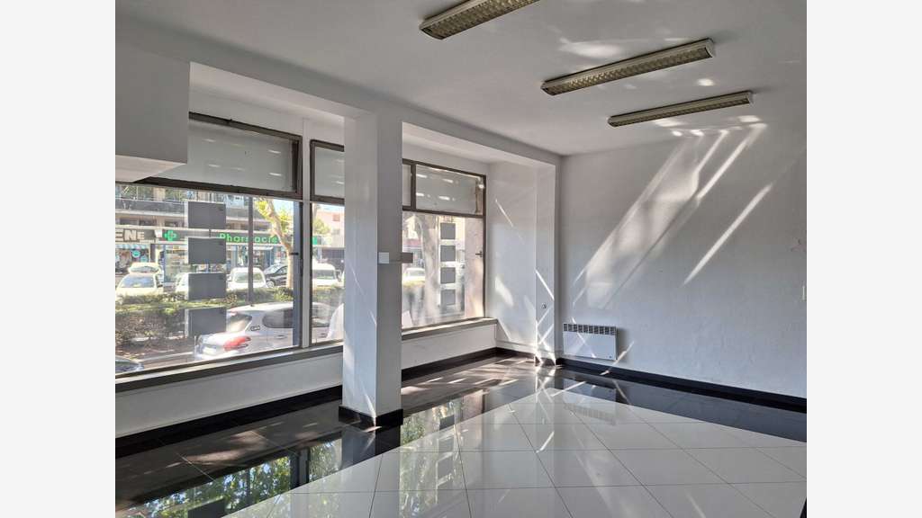 Loue bureau 61m² grand linéaire vitrine à Fréjus