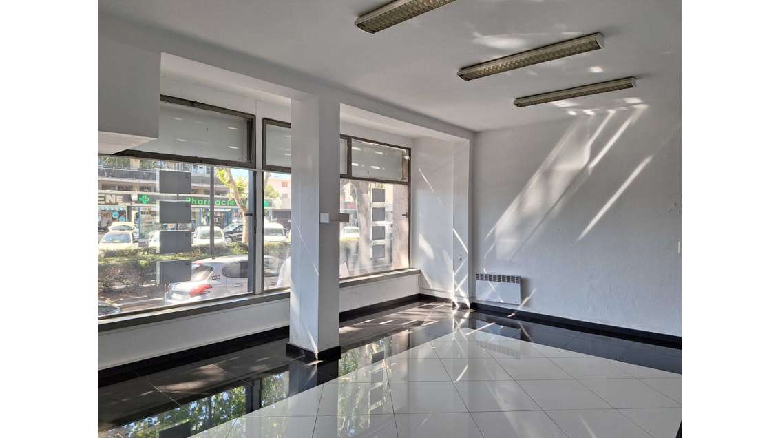 Loue bureau 61m² grand linéaire vitrine à Fréjus