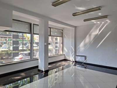 Loue bureau 61m² grand linéaire vitrine à Fréjus