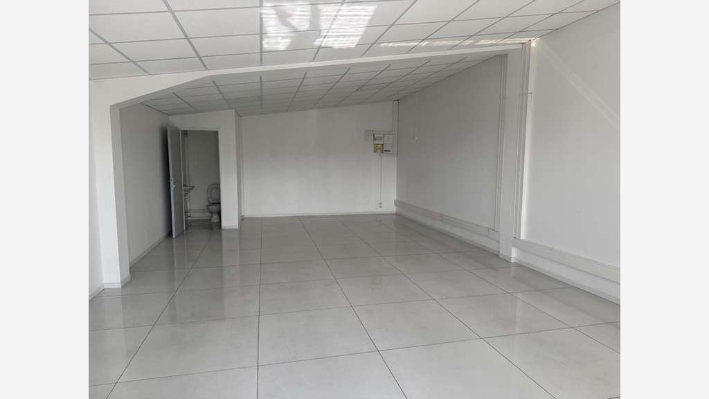 A louer bureaux 52m² en R+1 parking inclus à Jarry