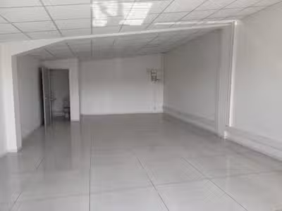 A louer bureaux 52m² en R+1 parking inclus à Jarry