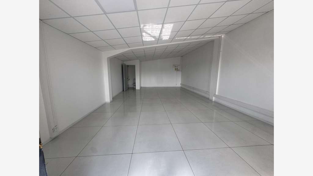A louer bureaux 52m² en R+1 parking inclus à Jarry