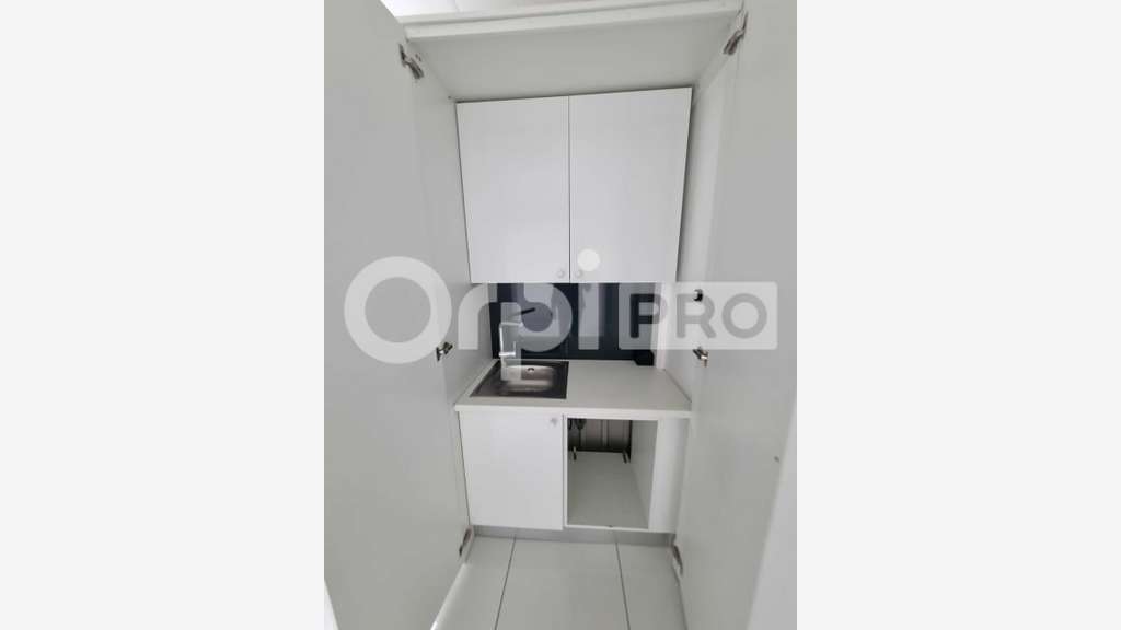 A louer bureaux 128m² au 1er étage à Baie Mahault