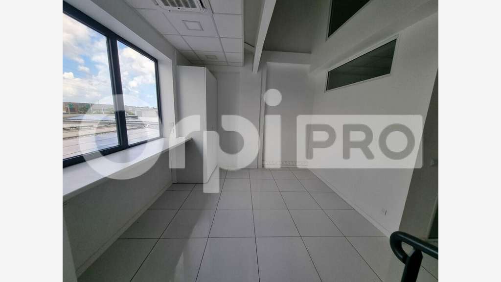 A louer bureaux 128m² au 1er étage à Baie Mahault