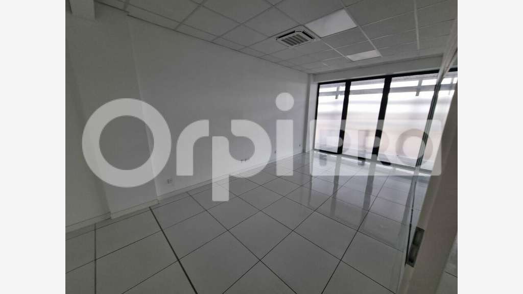 A louer bureaux 128m² au 1er étage à Baie Mahault