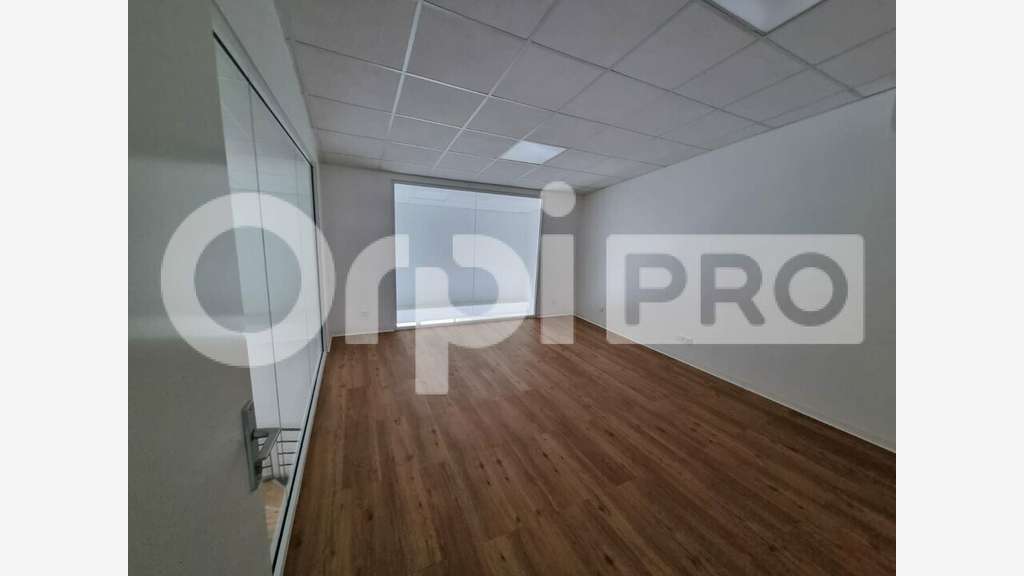 A louer bureaux 128m² au 1er étage à Baie Mahault