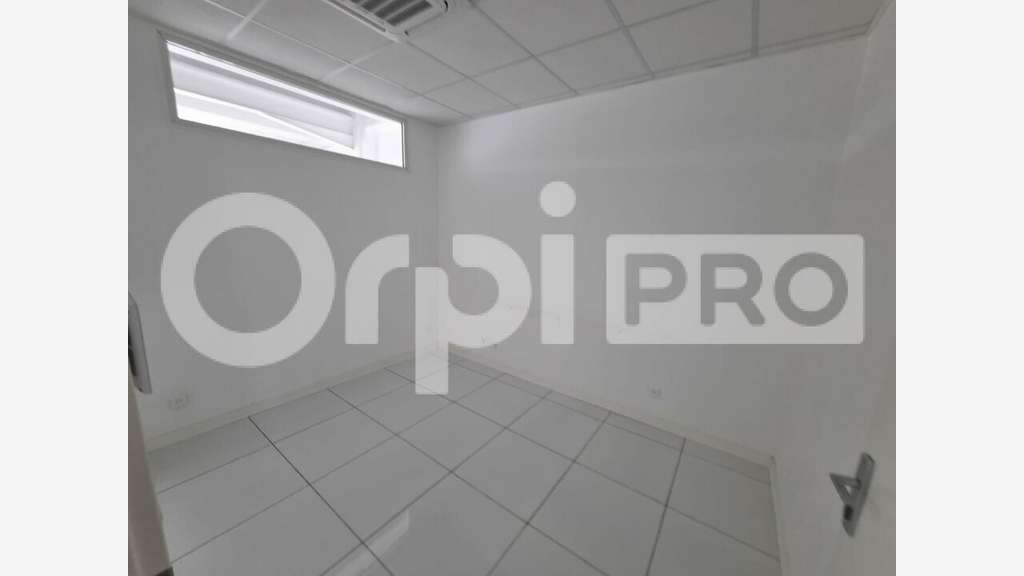 A louer bureaux 128m² au 1er étage à Baie Mahault