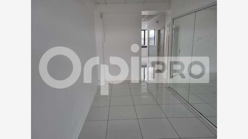 A louer bureaux 128m² au 1er étage à Baie Mahault