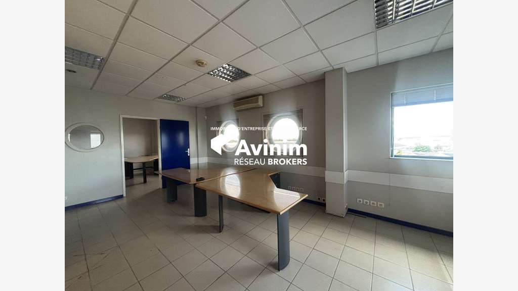 Plateau de bureaux aménagés R+2 à Baie-Mahault