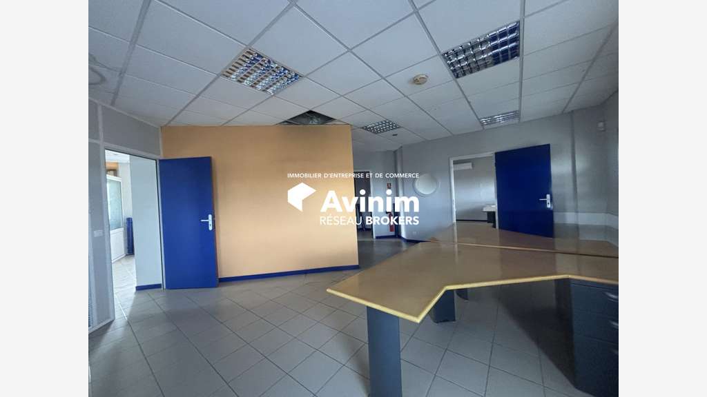 Plateau de bureaux aménagés R+2 à Baie-Mahault