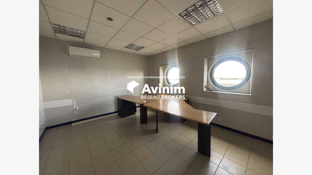 Plateau de bureaux aménagés R+2 à Baie-Mahault