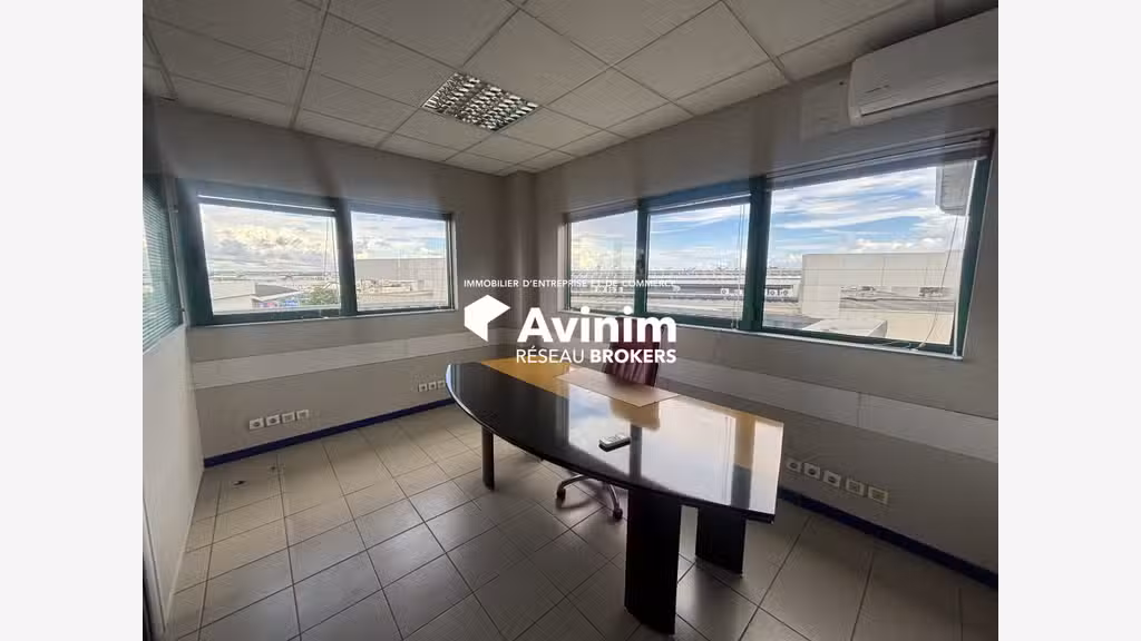 Plateau de bureaux aménagés R+2 à Baie-Mahault