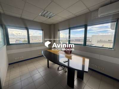Plateau de bureaux aménagés R+2 à Baie-Mahault