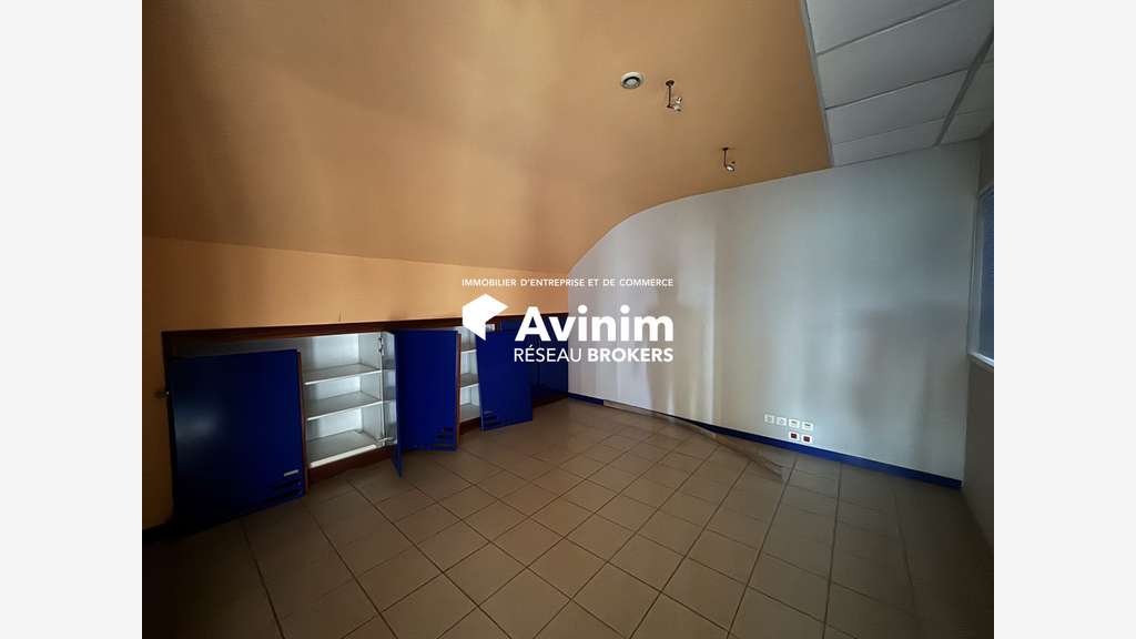 Plateau de bureaux aménagés R+2 à Baie-Mahault