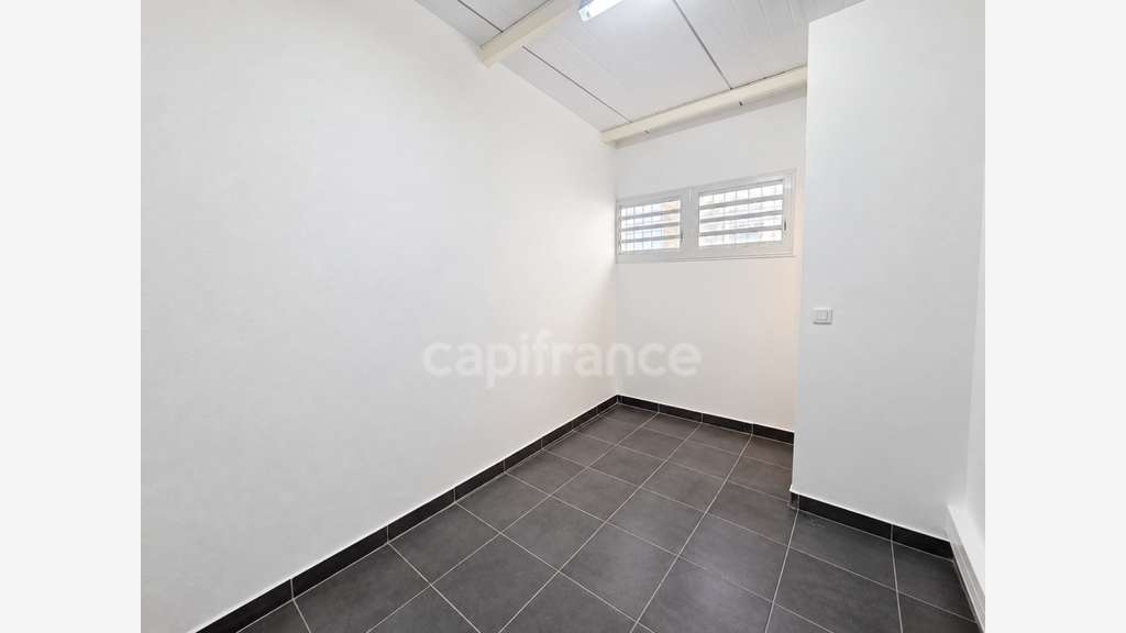 A louer bureaux rénovés 90m² à Basse-Terre centre