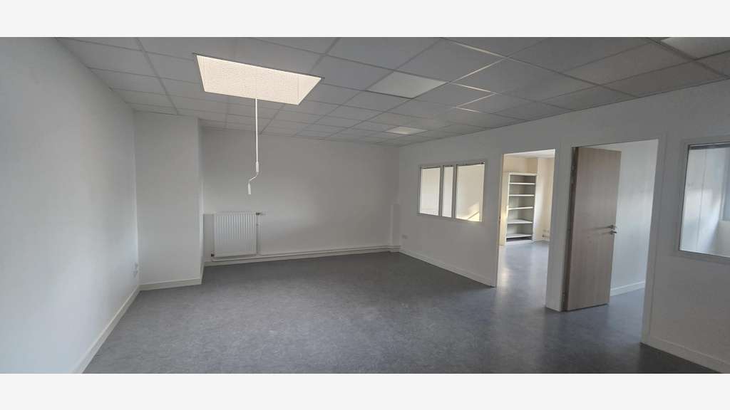 Bureaux de 64m² à louer en R+1 zone Beaucouzé