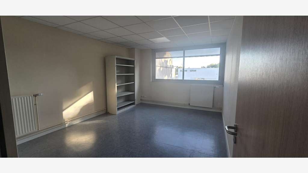 Bureaux de 64m² à louer en R+1 zone Beaucouzé