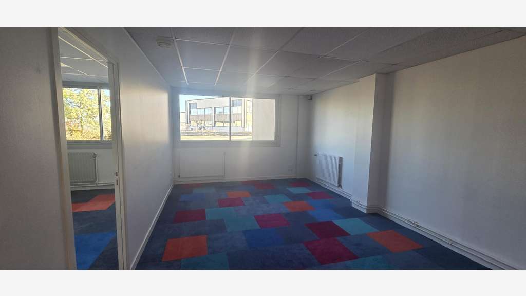 Bureaux de 128m² à louer en RDC à Beaucouzé