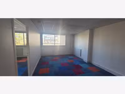 Bureaux de 128m² à louer en RDC à Beaucouzé