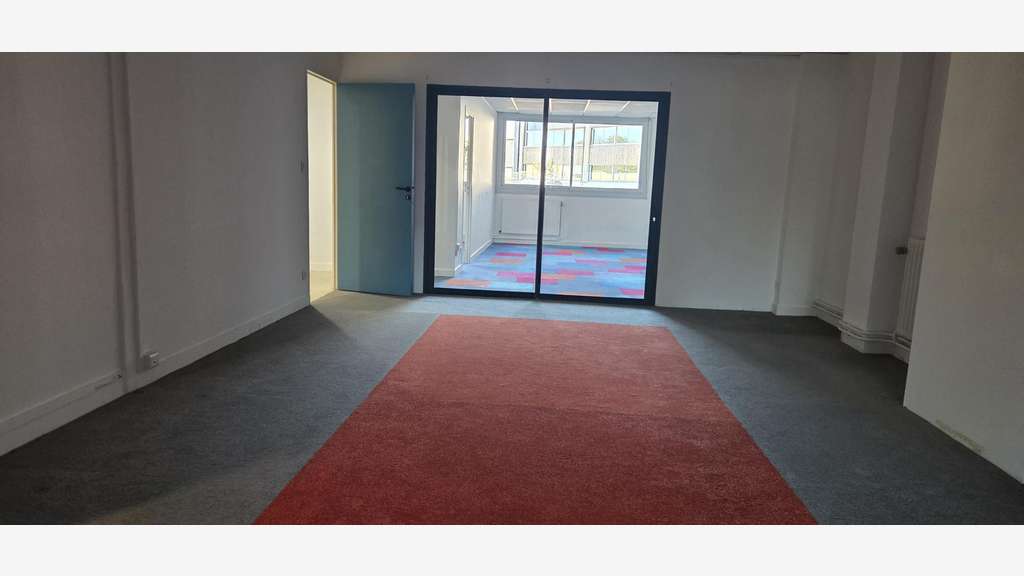 Bureaux de 128m² à louer en RDC à Beaucouzé