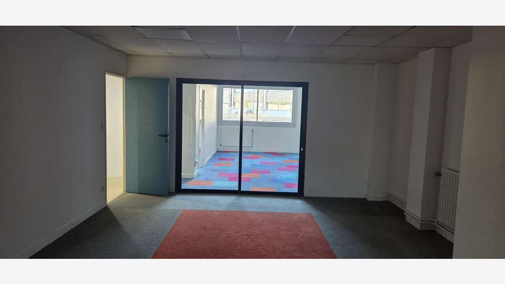 Bureaux de 128m² à louer en RDC à Beaucouzé