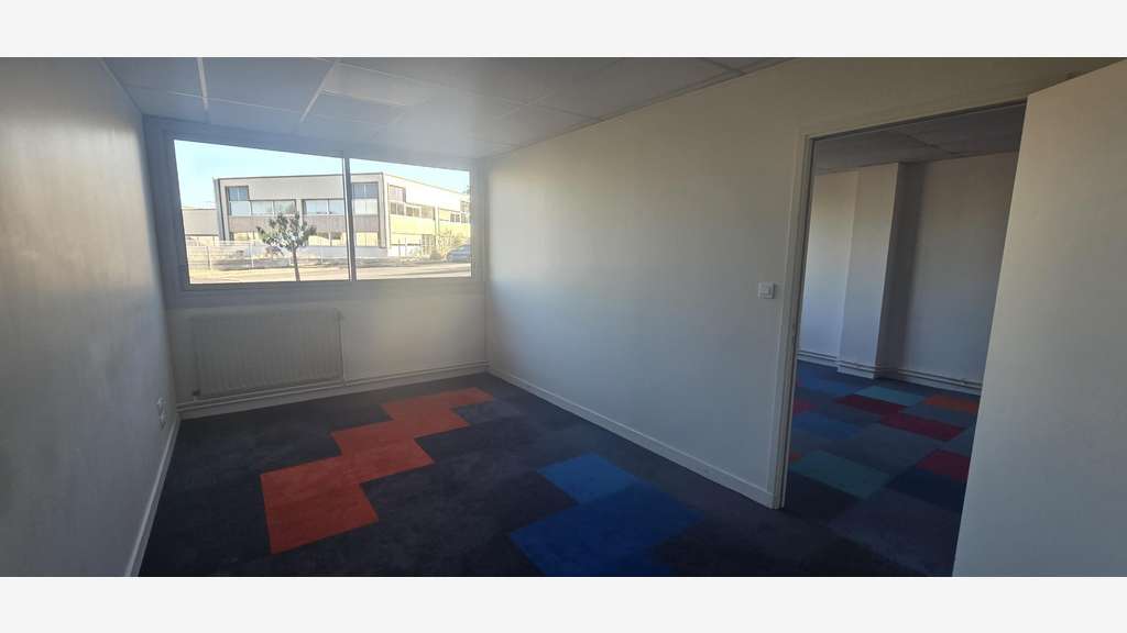 Bureaux de 128m² à louer en RDC à Beaucouzé