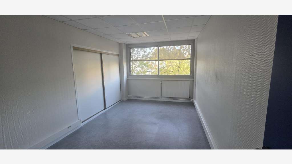 Bureaux de 98m² à louer en R+1 à Beaucouzé