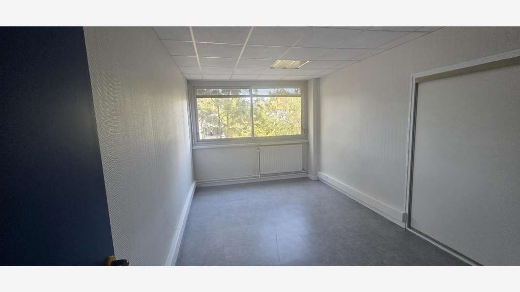 Bureaux de 98m² à louer en R+1 à Beaucouzé