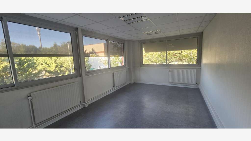 Bureaux de 98m² à louer en R+1 à Beaucouzé