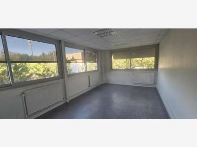 Bureaux de 98m² à louer en R+1 à Beaucouzé