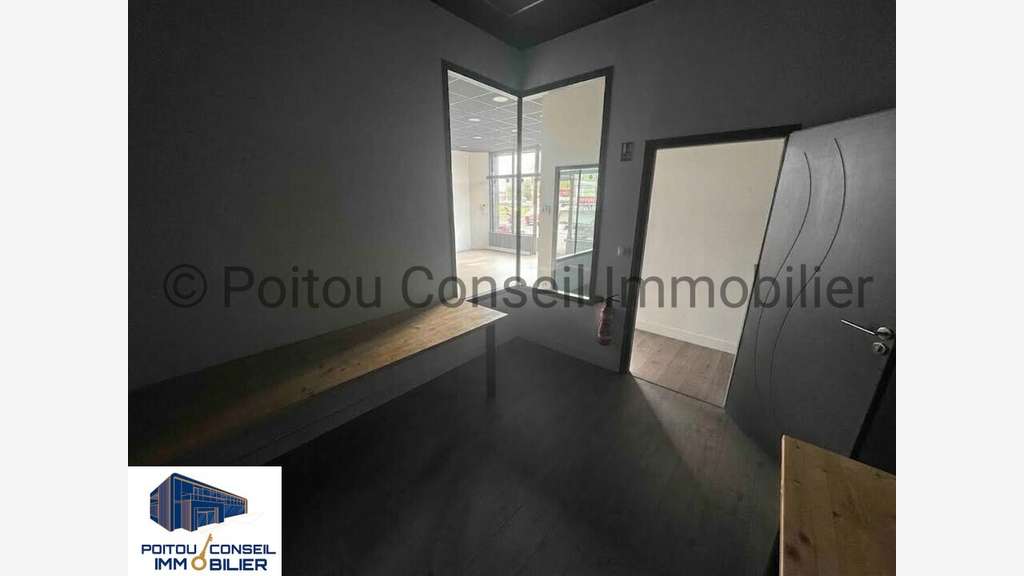 Local tertiaire ou service 120m2 idéalement placé
