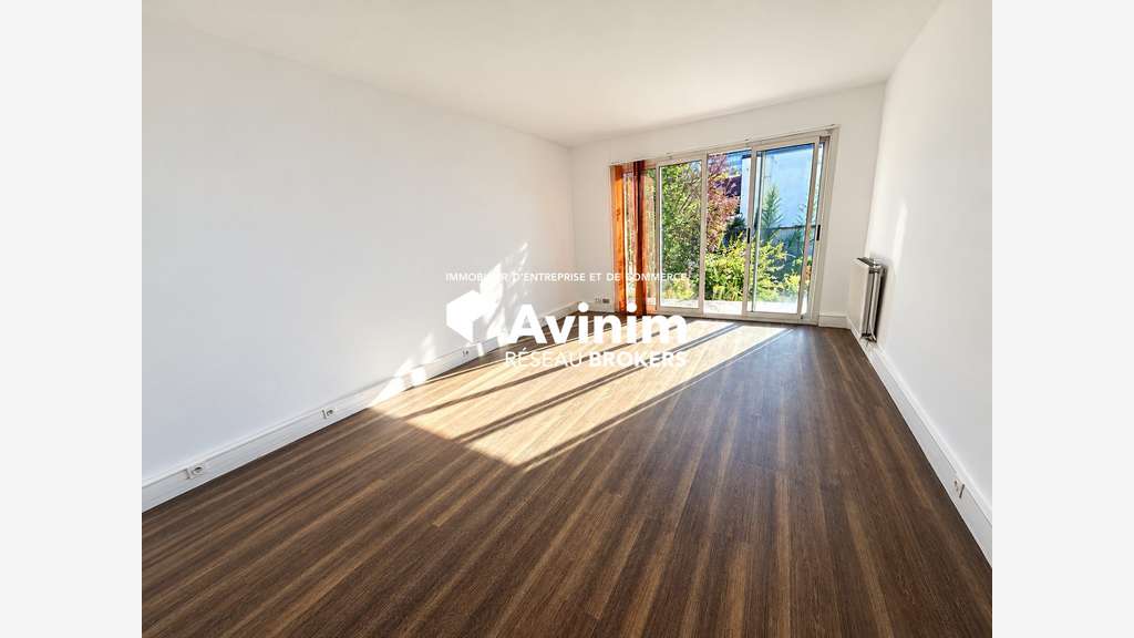 BOBIGNY – BUREAUX À LOUER 187 M² – ERP / PMR – 4 P