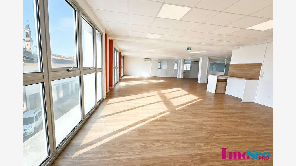 Bureaux PMR de 271m² à louer en R+2 à Bordeaux