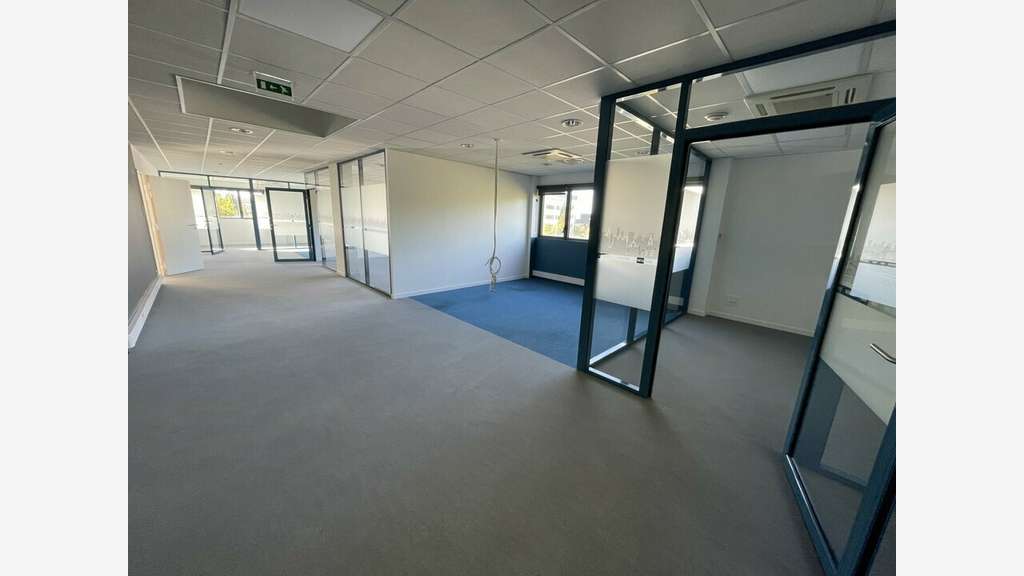 Loue bureaux de 1019m² ERP au 1er étage à Brest