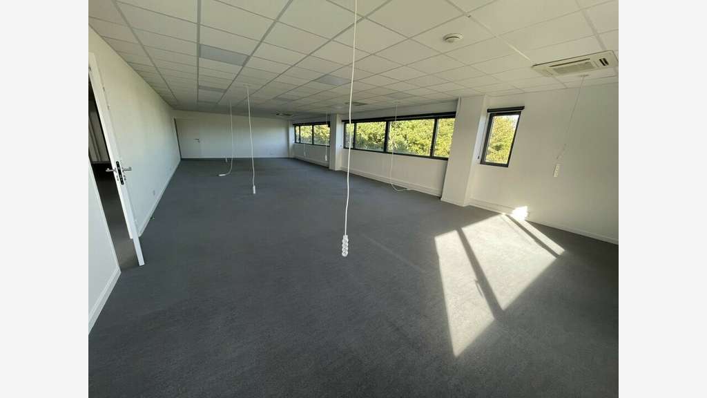 Loue bureaux de 1019m² ERP au 1er étage à Brest