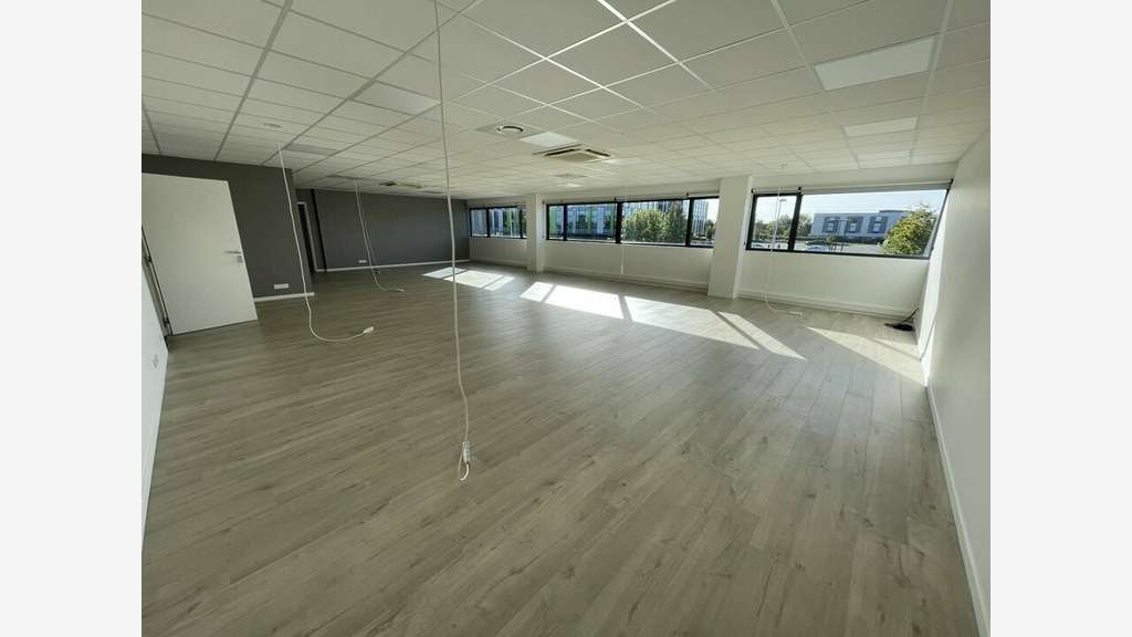 Loue bureaux de 1019m² ERP au 1er étage à Brest