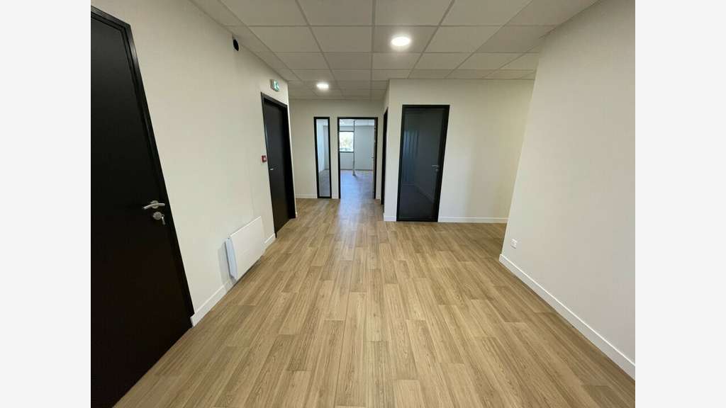 Bureaux de 250m² à louer à Guipavas Kergaradec