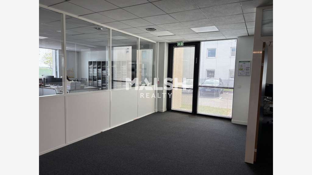 Bureaux - A LOUER - BRON - 829 m² divisibles à par