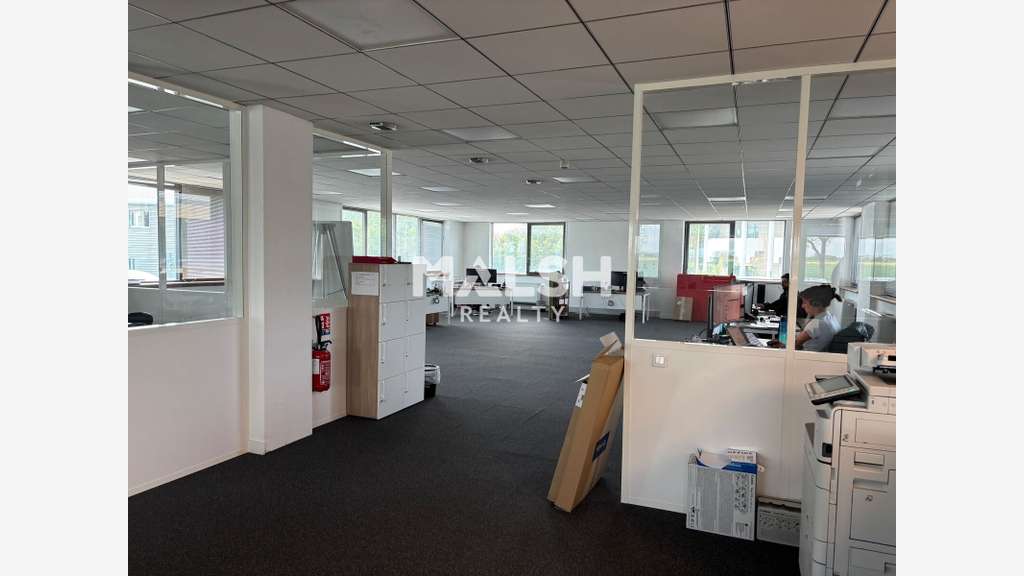 Bureaux - A LOUER - BRON - 829 m² divisibles à par