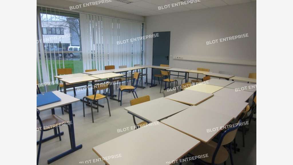 A LOUER - BUREAUX 1.926 m² - BRUZ