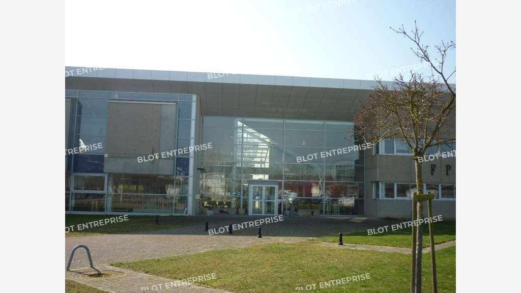 A LOUER - BUREAUX 1.926 m² - BRUZ