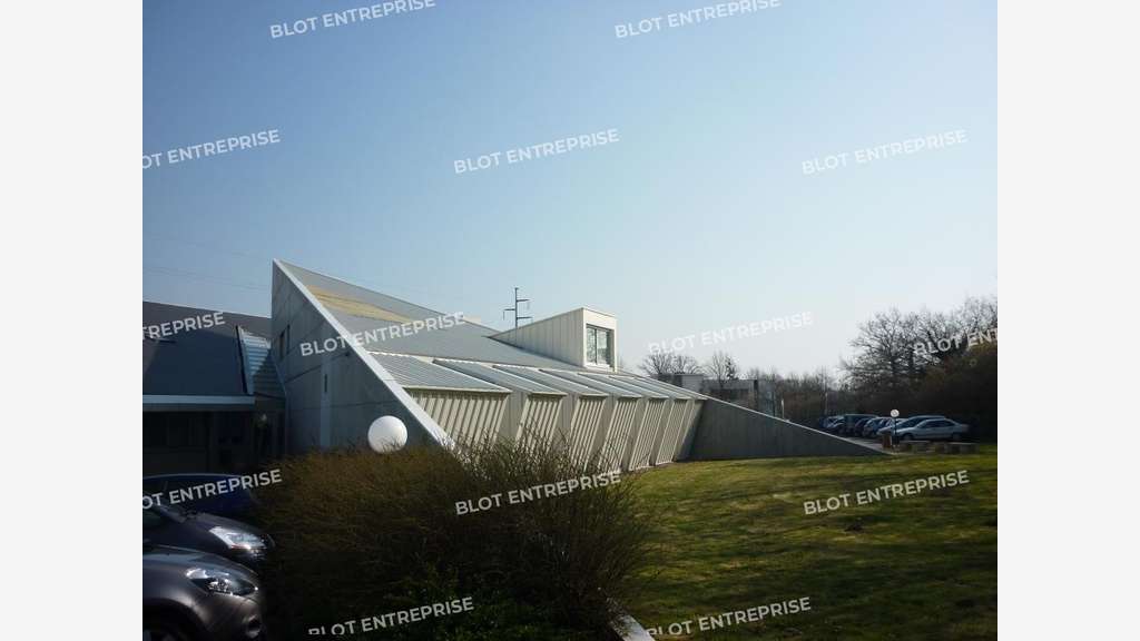A LOUER - BUREAUX 1.926 m² - BRUZ