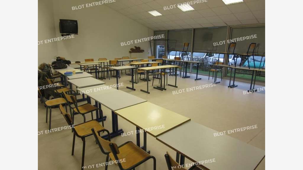 A LOUER - BUREAUX 1.926 m² - BRUZ