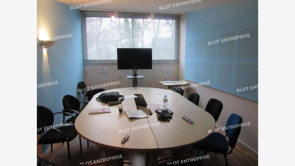 A LOUER - BUREAUX 1.926 m² - BRUZ