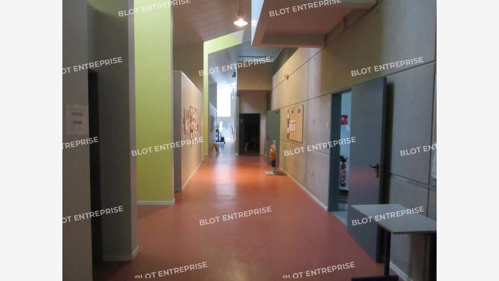 A LOUER - BUREAUX 1.926 m² - BRUZ