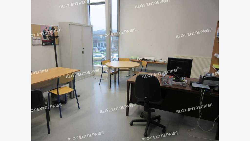 A LOUER - BUREAUX 1.926 m² - BRUZ
