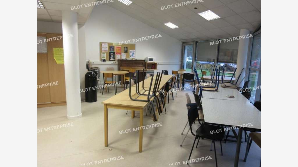 A LOUER - BUREAUX 1.926 m² - BRUZ