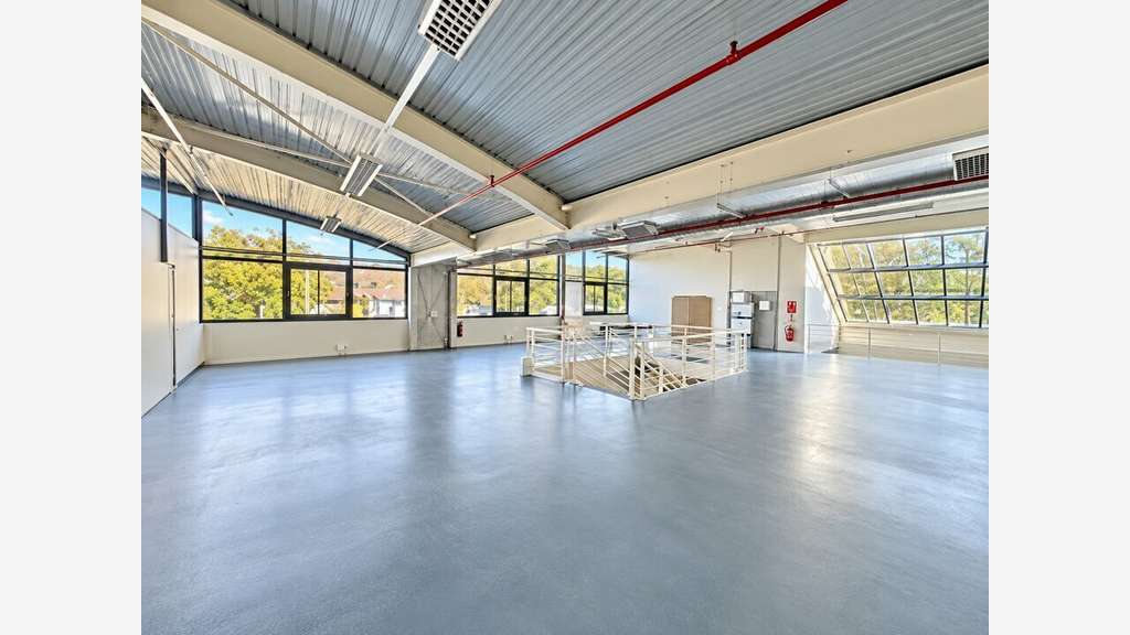 Bureaux de 108m² à louer avec parkings à Canejan