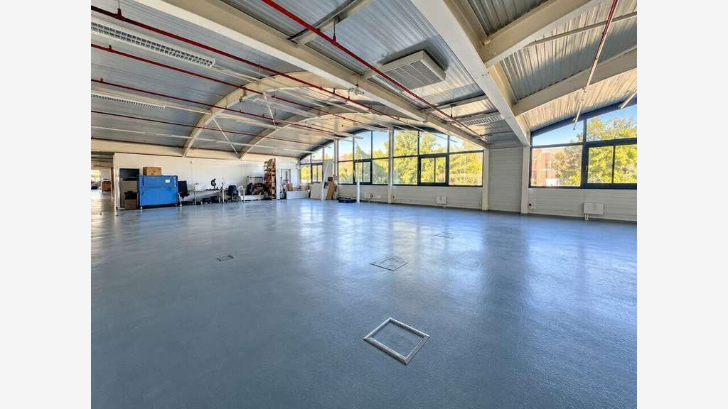 Bureaux de 108m² à louer avec parkings à Canejan